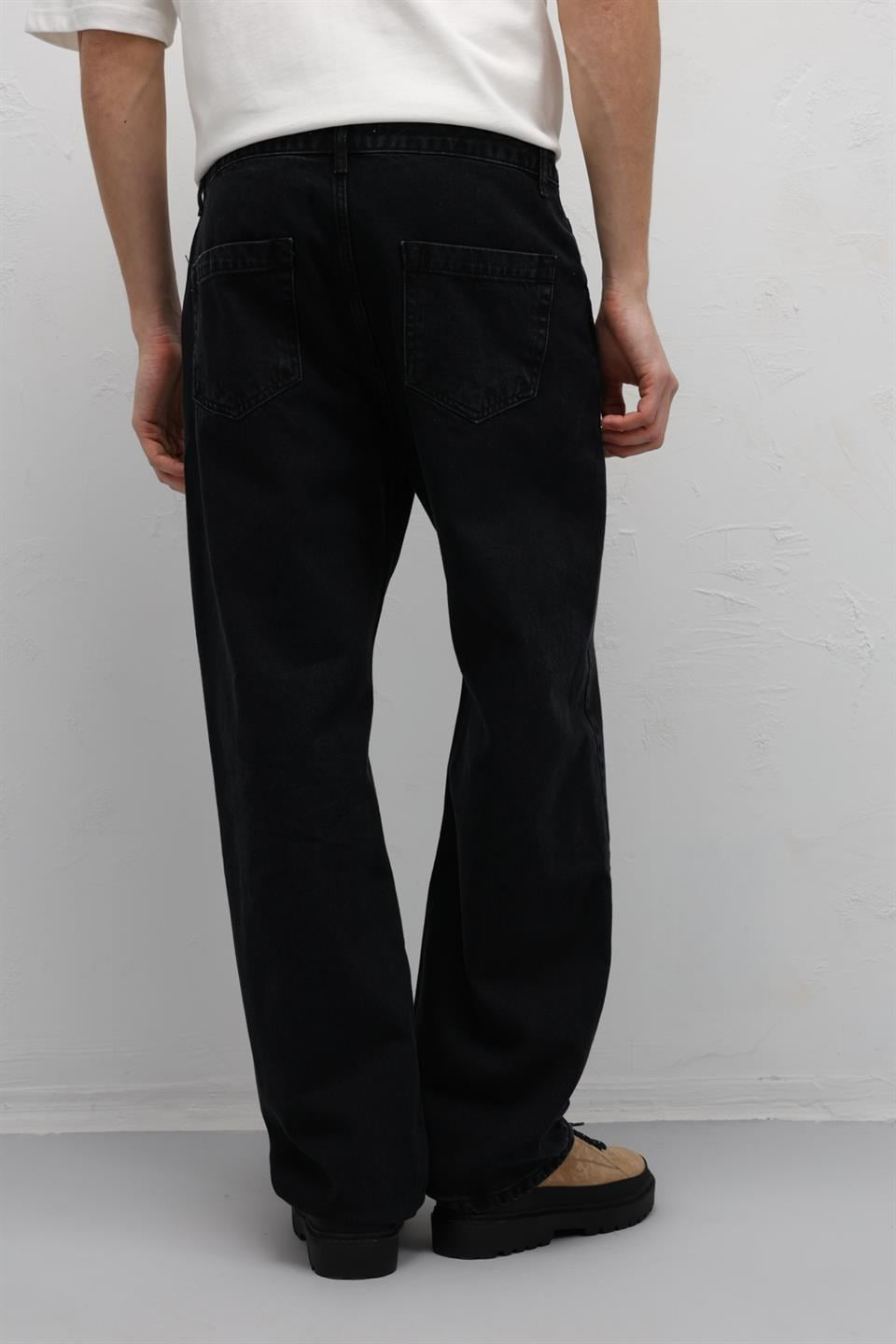 Stitched-Detail Relaxed-Fit Jeans