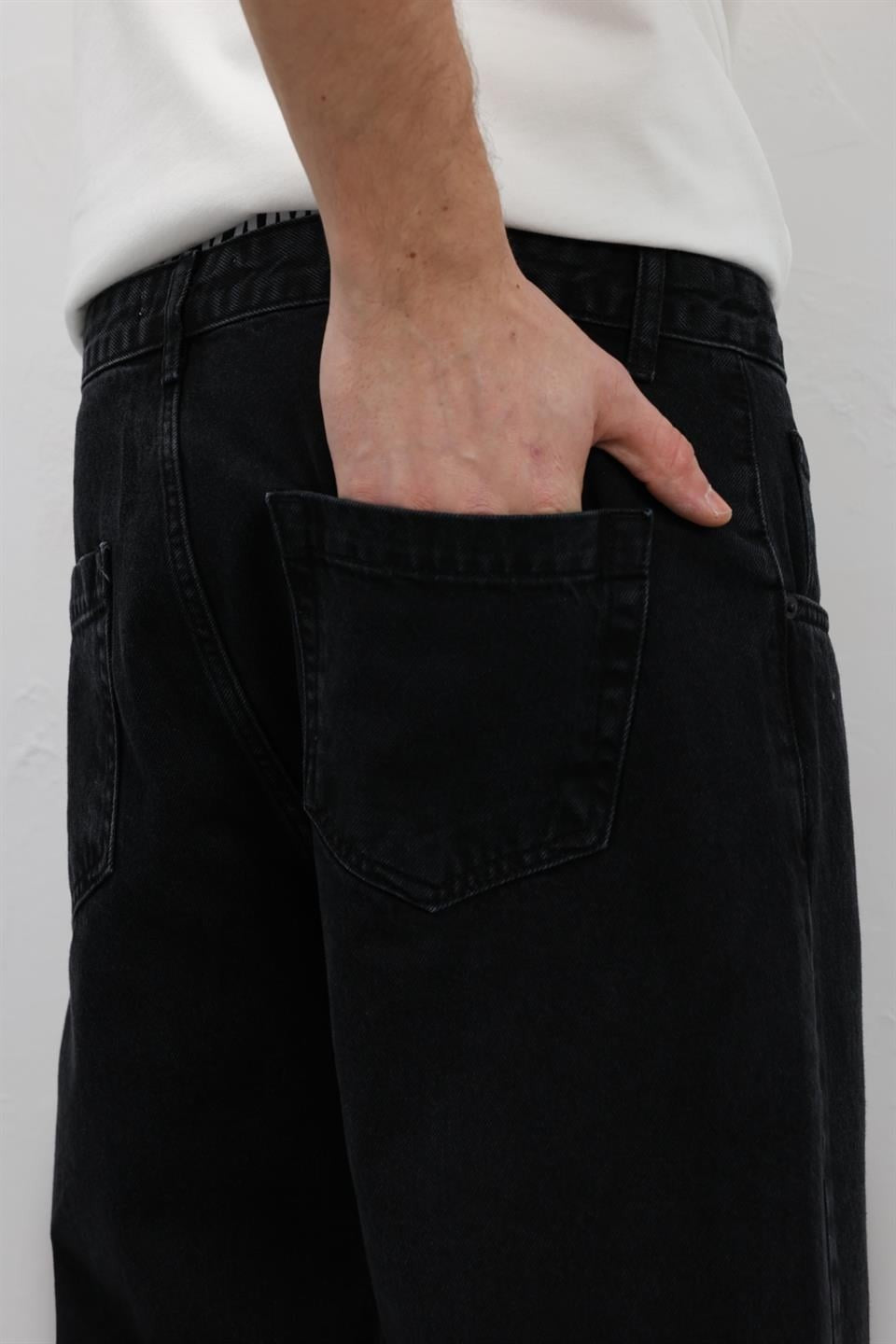 Stitched-Detail Relaxed-Fit Jeans