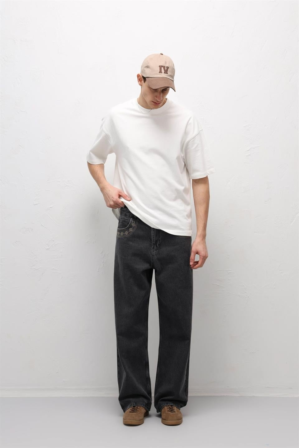 Relaxed-Fit Jeans with Pocket Details