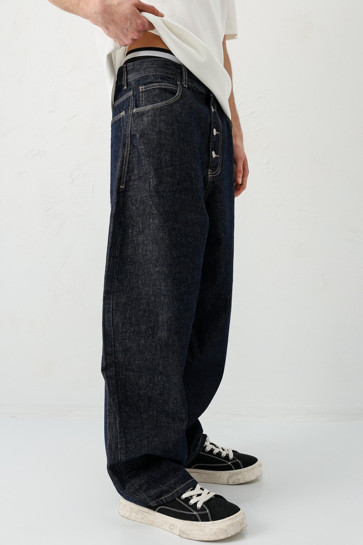 Barrel-Fit Jeans