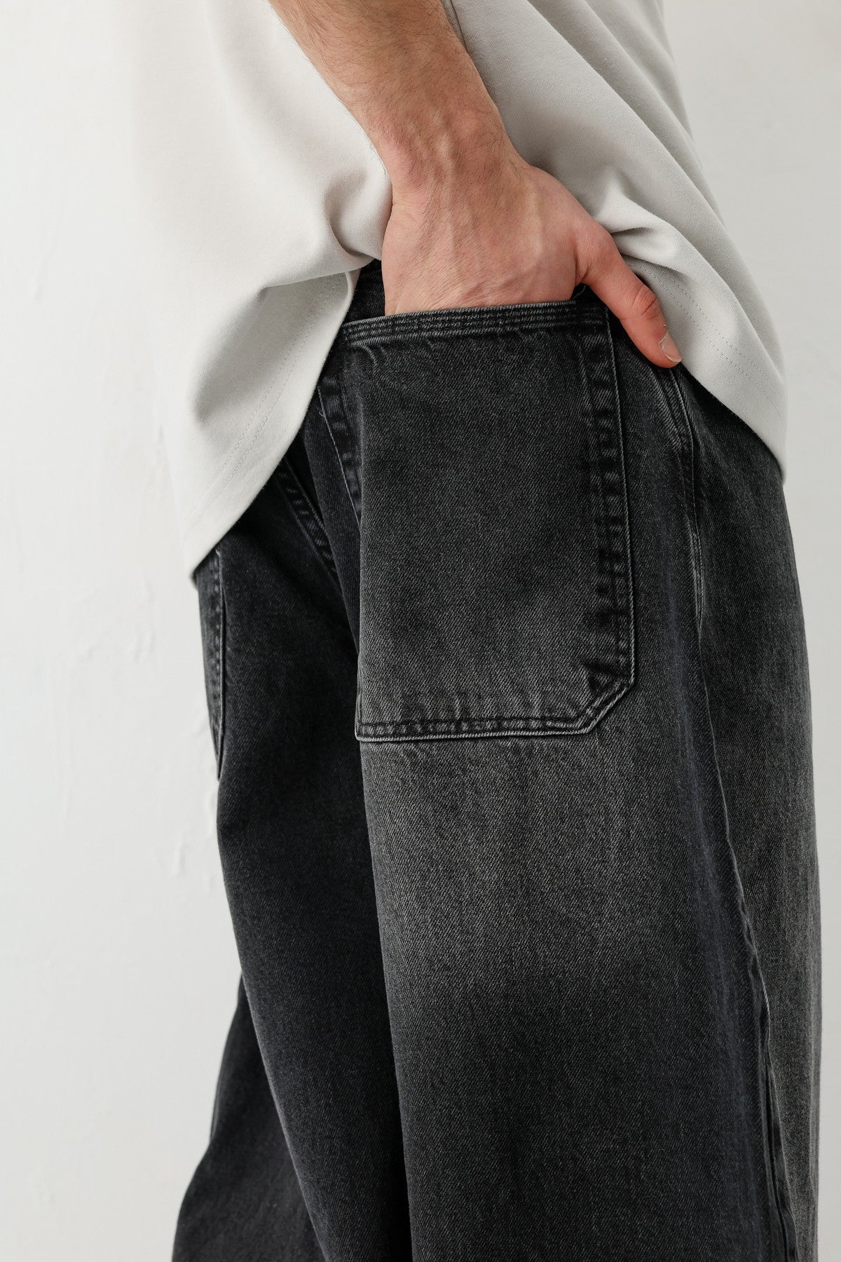 Barrel-Fit Jeans