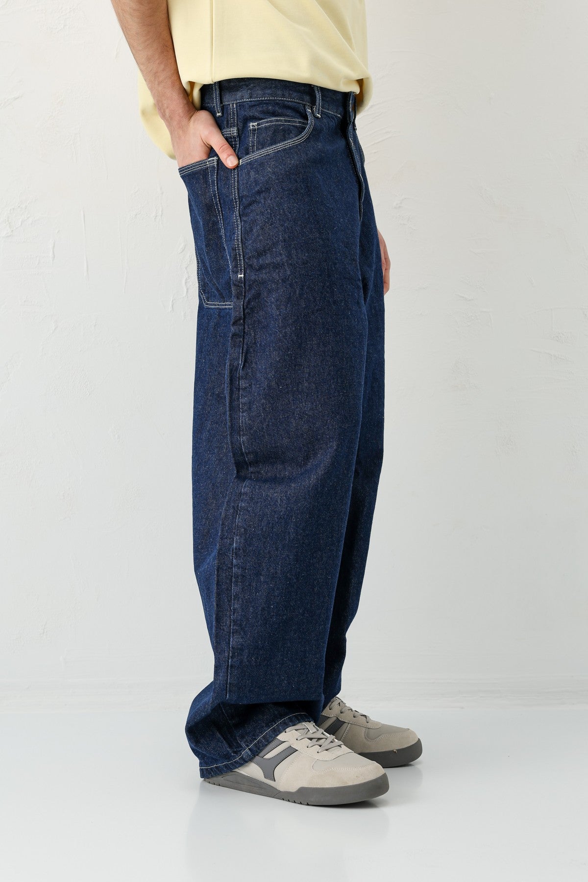 Barrel-Fit Jeans