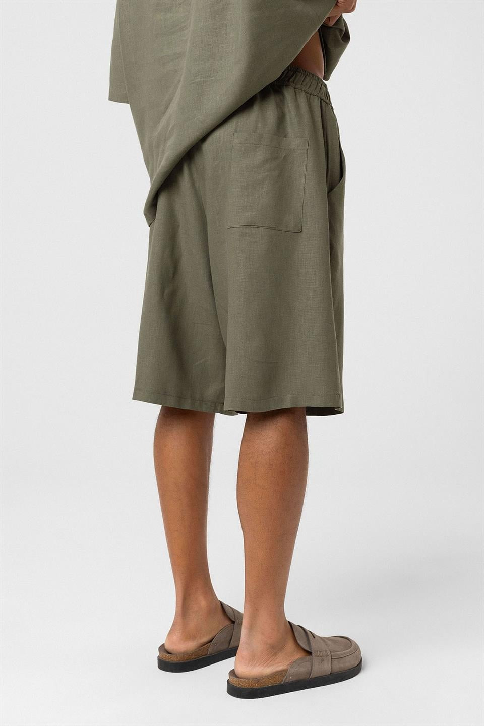 Oversized Double-Pocket Linen Shorts
