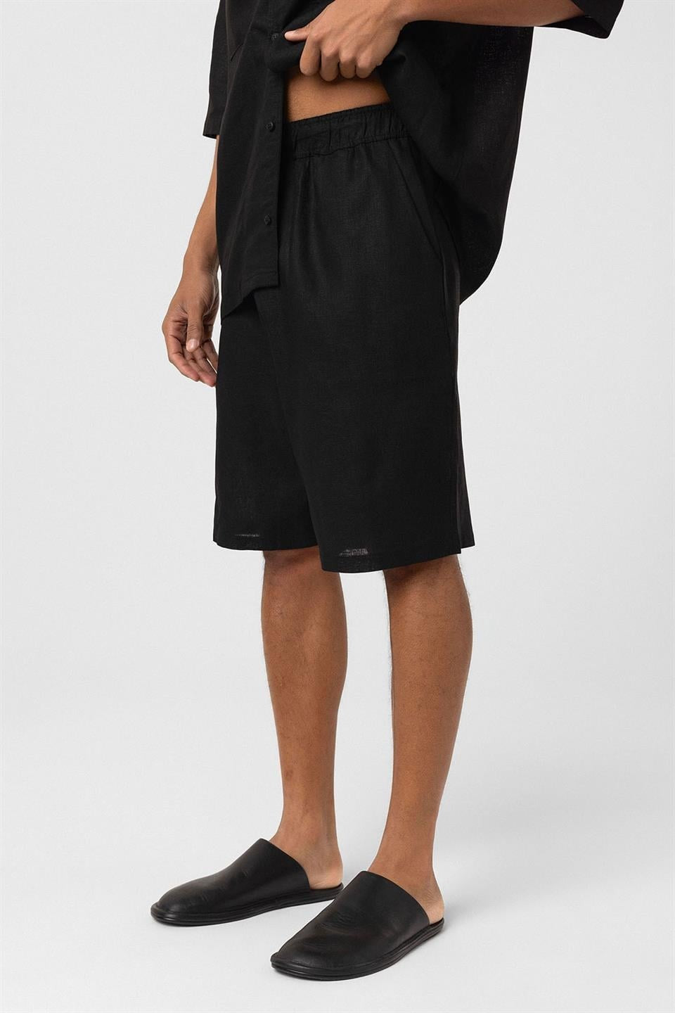 Oversized Double-Pocket Linen Shorts