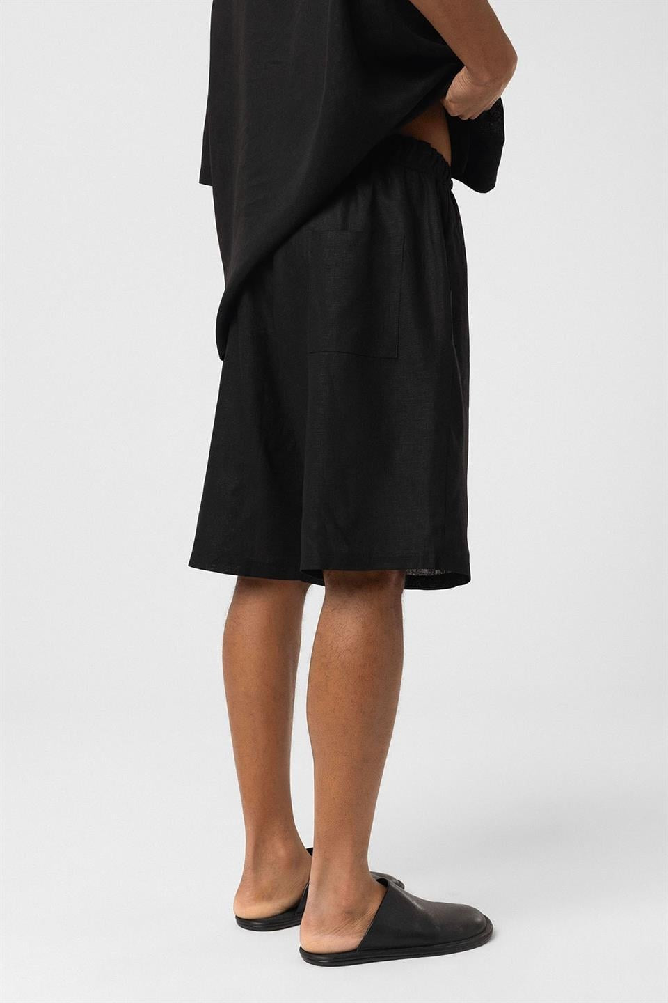 Oversized Double-Pocket Linen Shorts