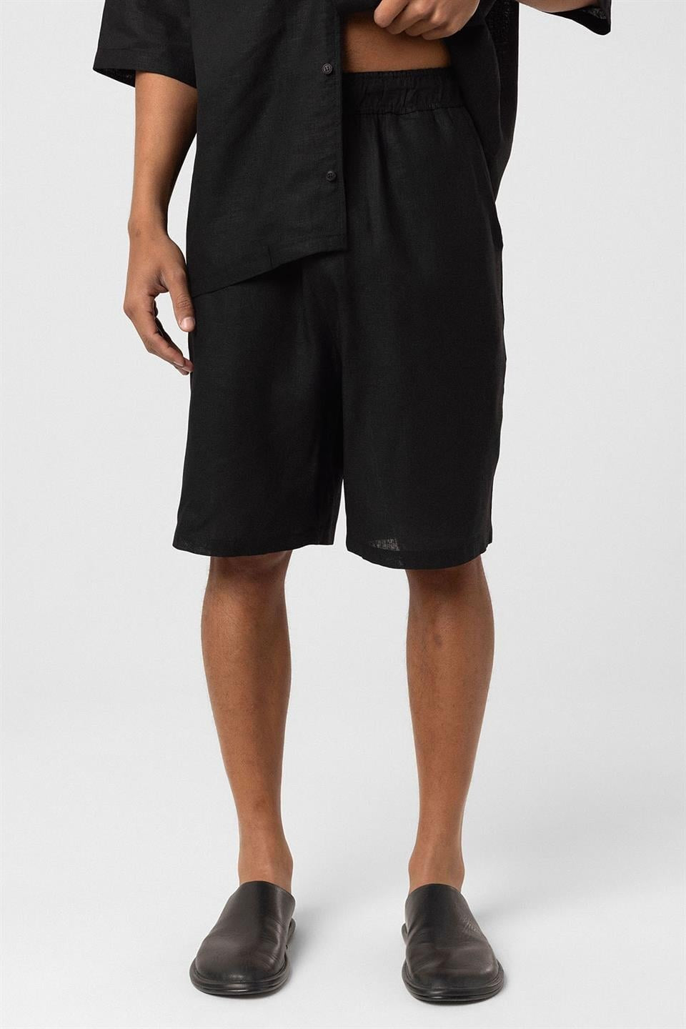 Oversized Double-Pocket Linen Shorts