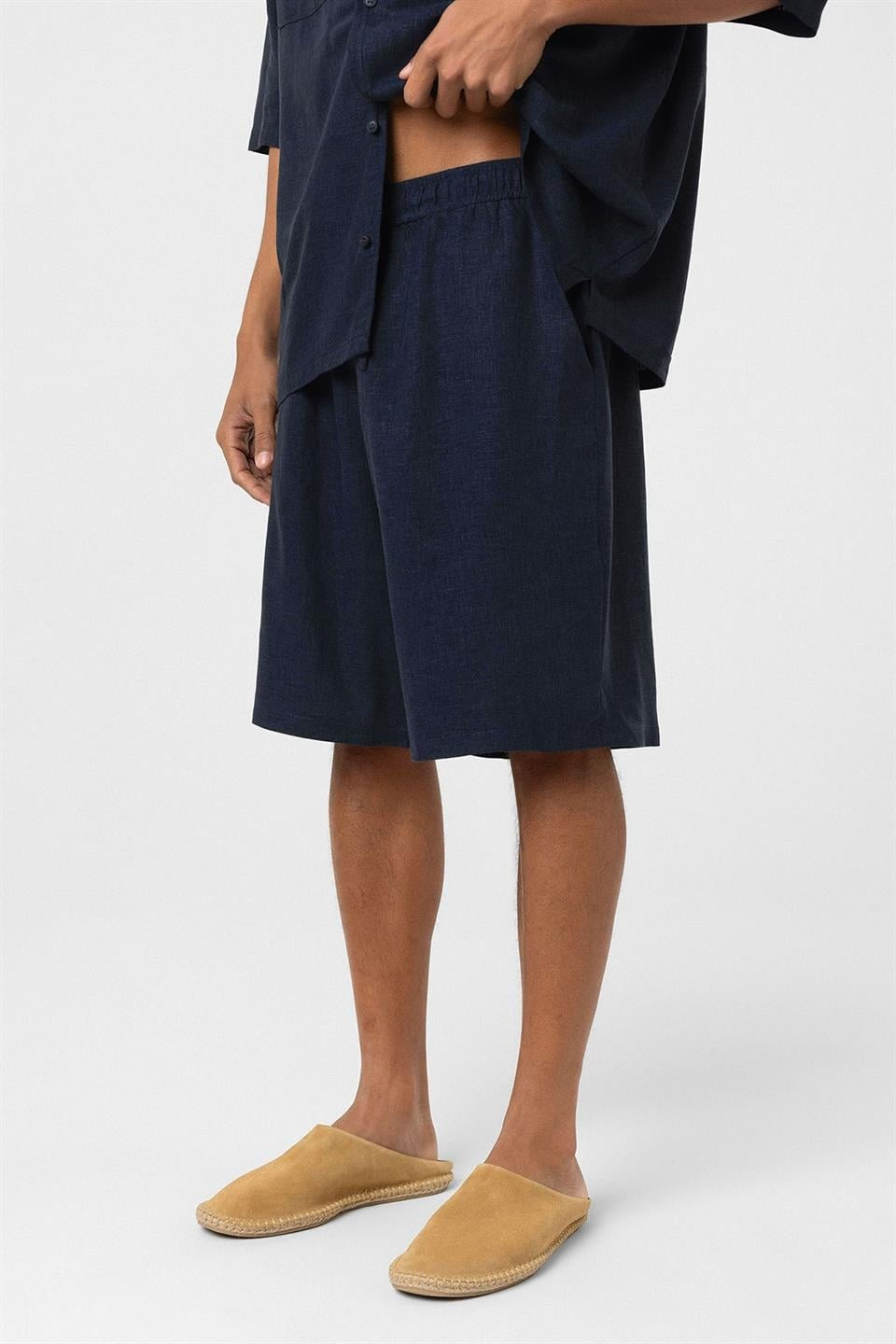Oversized Double-Pocket Linen Shorts