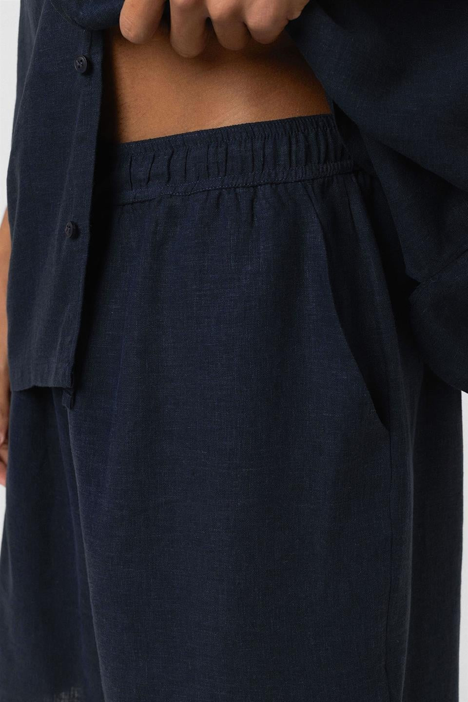 Oversized Double-Pocket Linen Shorts