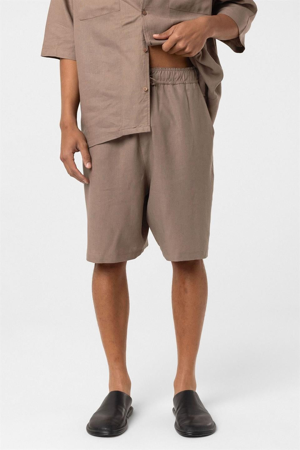 Oversized Double-Pocket Linen Shorts