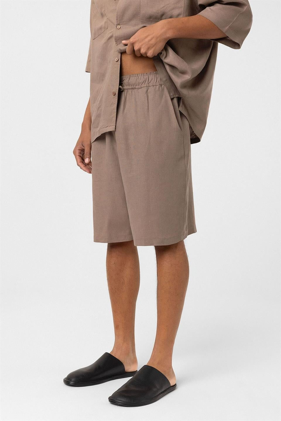 Oversized Double-Pocket Linen Shorts