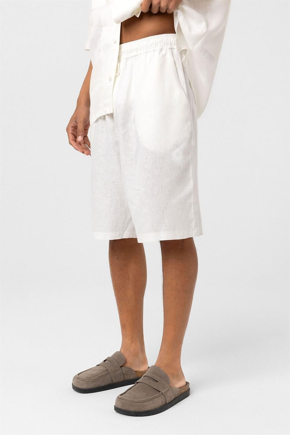 Oversized Double-Pocket Linen Shorts